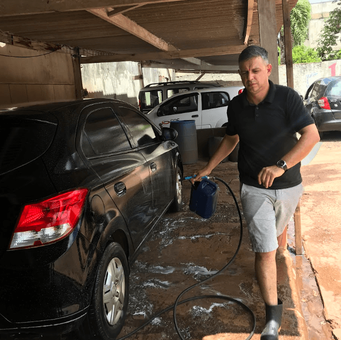 Junior Mafra no início da trajetória, trabalhando como lavador de carros